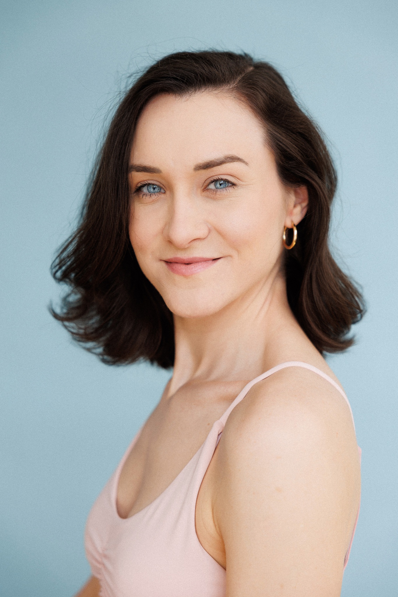 Magdalena Tarnawska-Stus - pełna sylwetka w ciemnej sukience, neutralna szara ściana