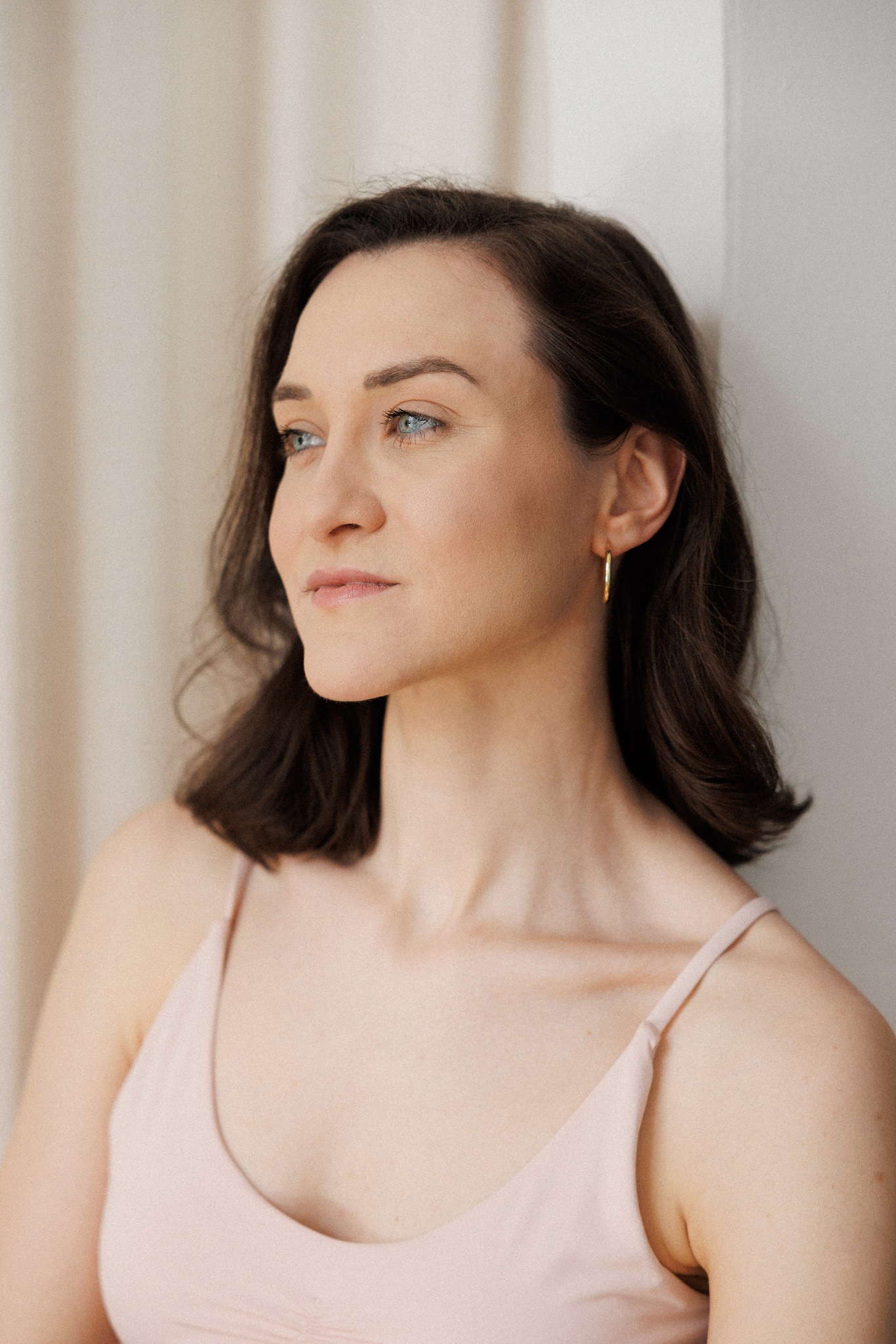 Magdalena Tarnawska-Stus - zbliżenie w oliwkowej koszuli, ciemna zielona zasłona