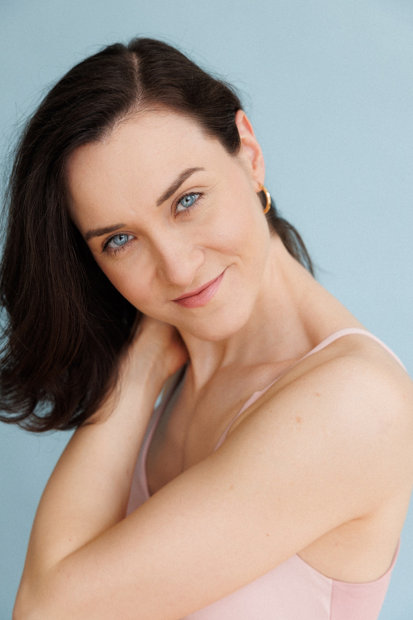 Magdalena Tarnawska-Stus - ujęcie siedzące na stołku, beżowa marynarka i jeansy