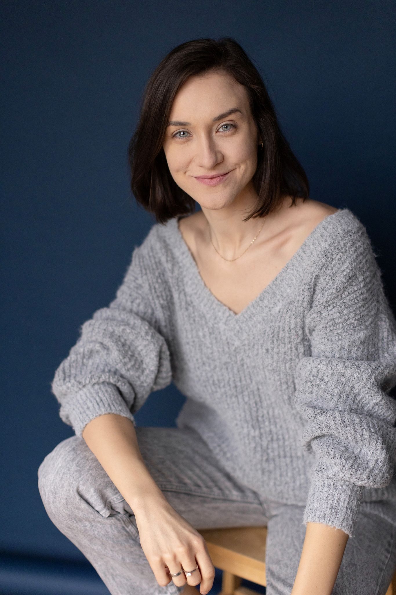 Magdalena Tarnawska-Stus - portret centralny, ręce skrzyżowane, biały top i jeansy