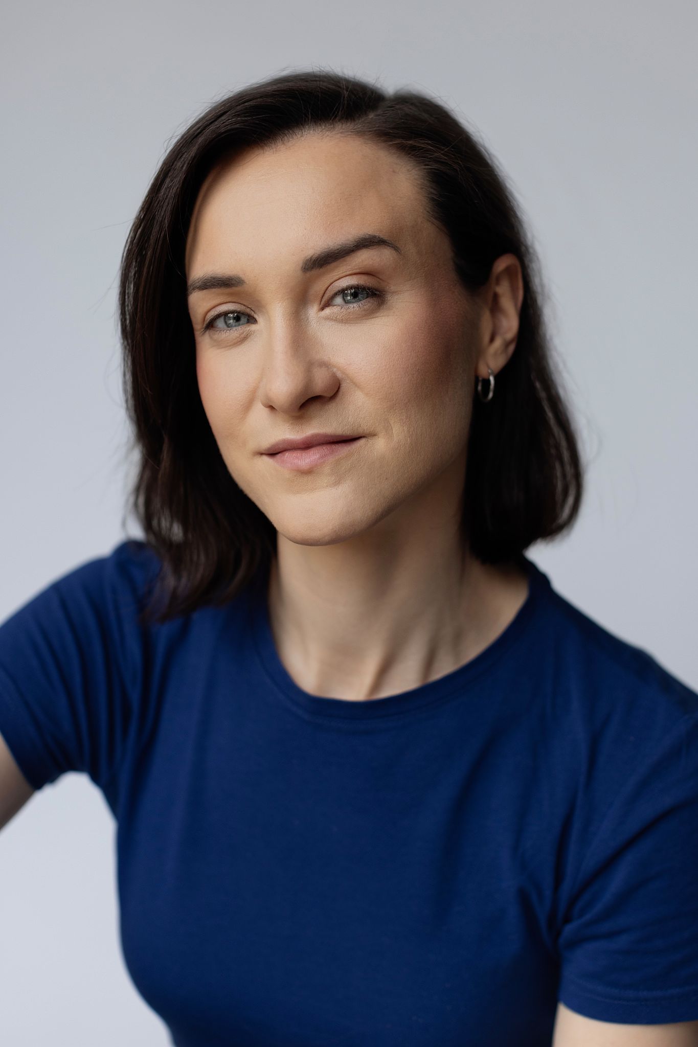 Magdalena Tarnawska-Stus - portret przy oknie, spojrzenie w lewo, jasne wnętrze