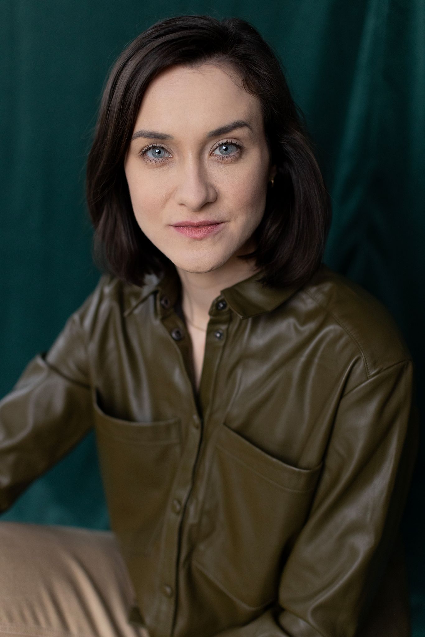 Magdalena Tarnawska-Stus - portret centralny w kremowym topie, ciemne tło