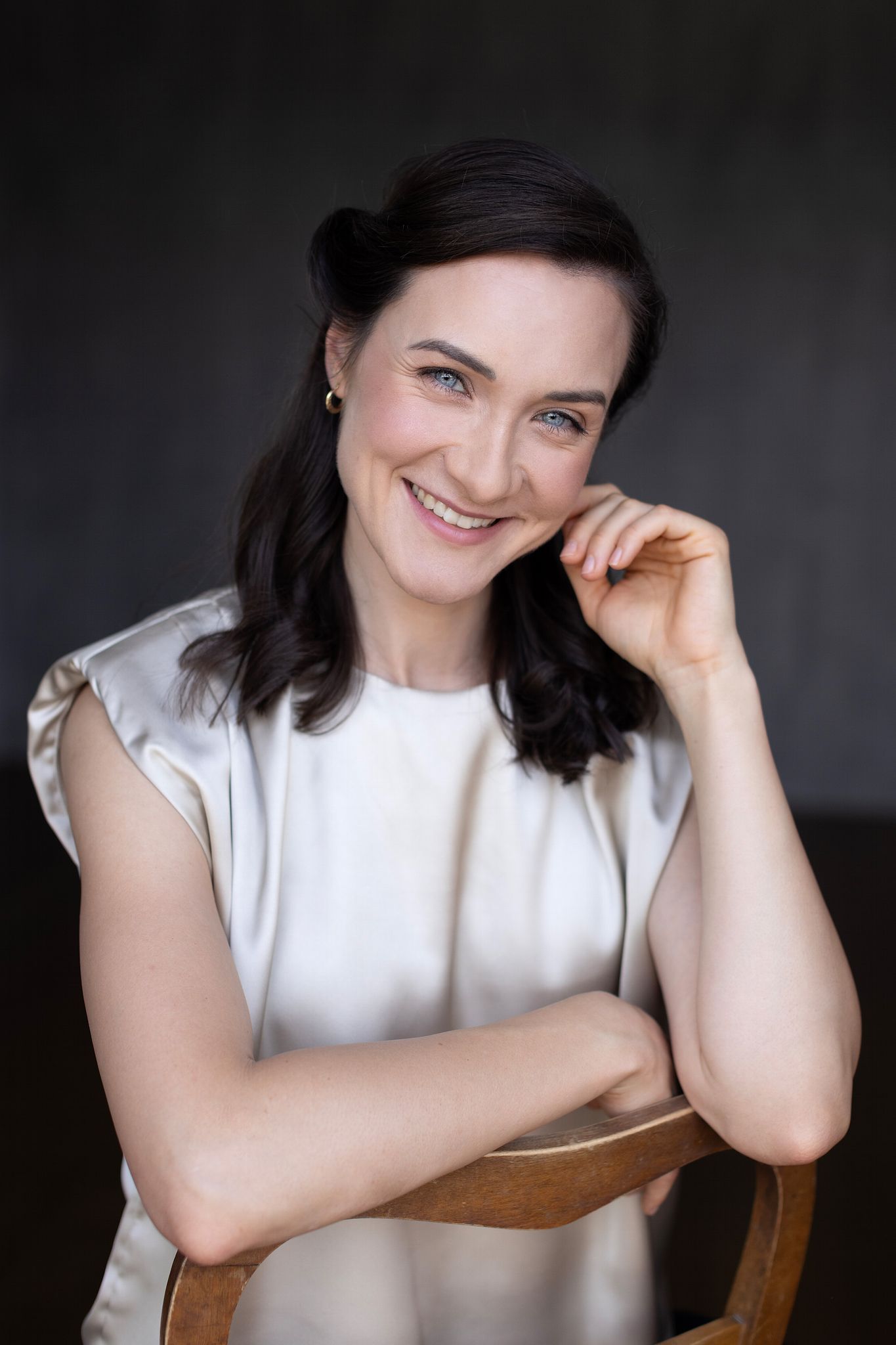 Magdalena Tarnawska-Stus - portret w świetle dziennym, neutralna stylizacja