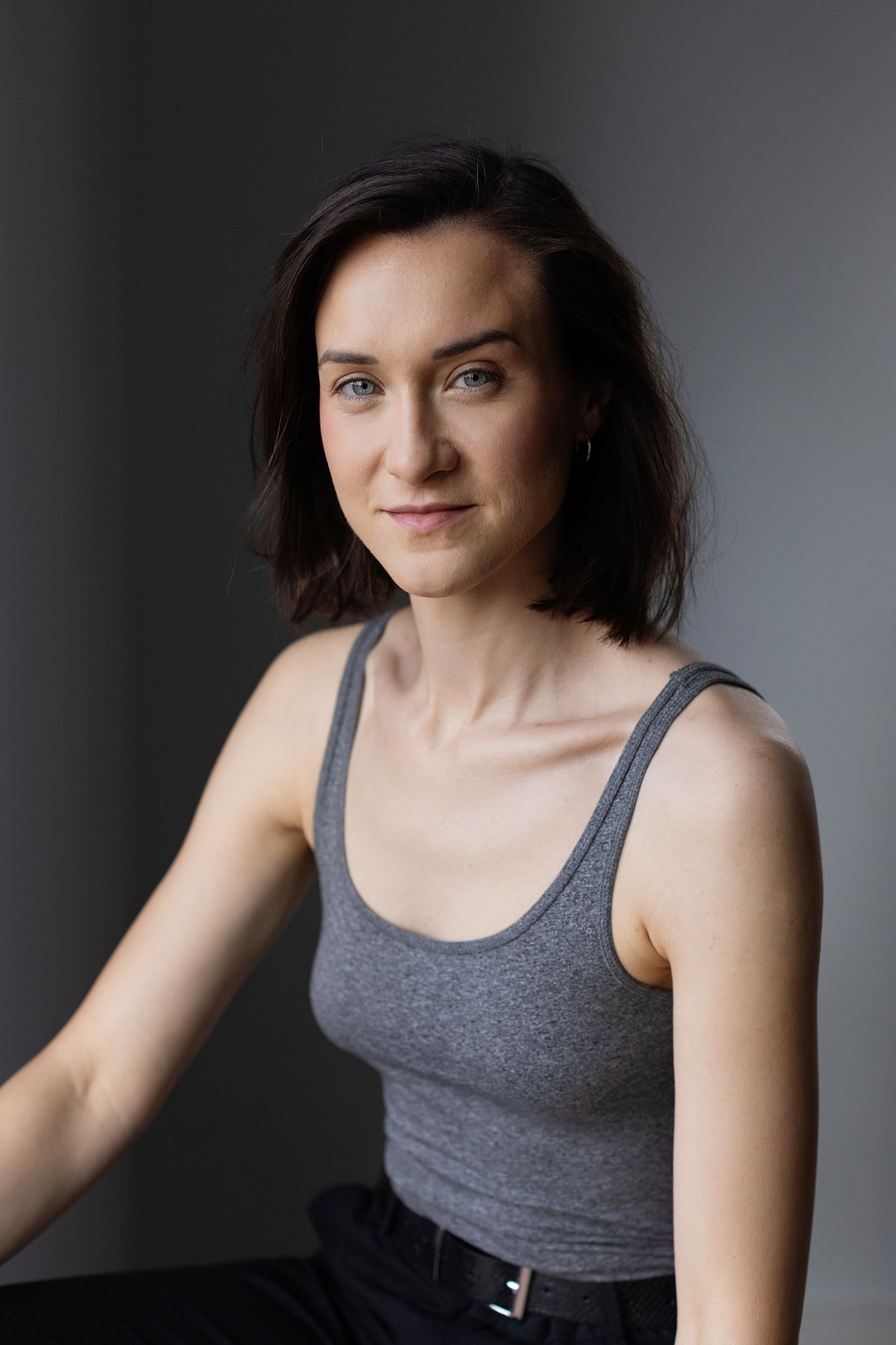 Magdalena Tarnawska-Stus - headshot z przechyleniem głowy, naturalny uśmiech