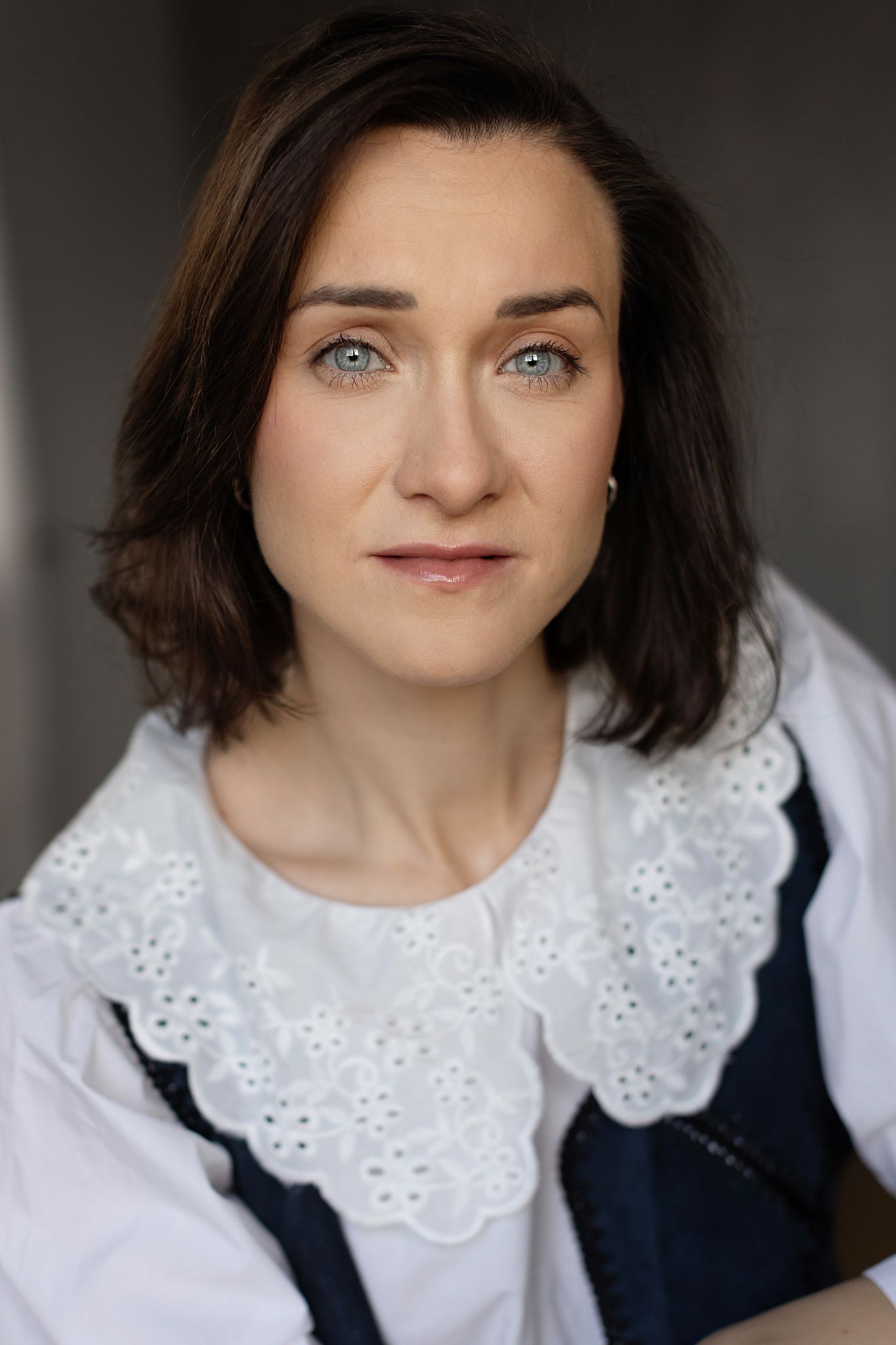 Magdalena Tarnawska-Stus - półzbliżenie w szarym swetrze, spojrzenie na wprost