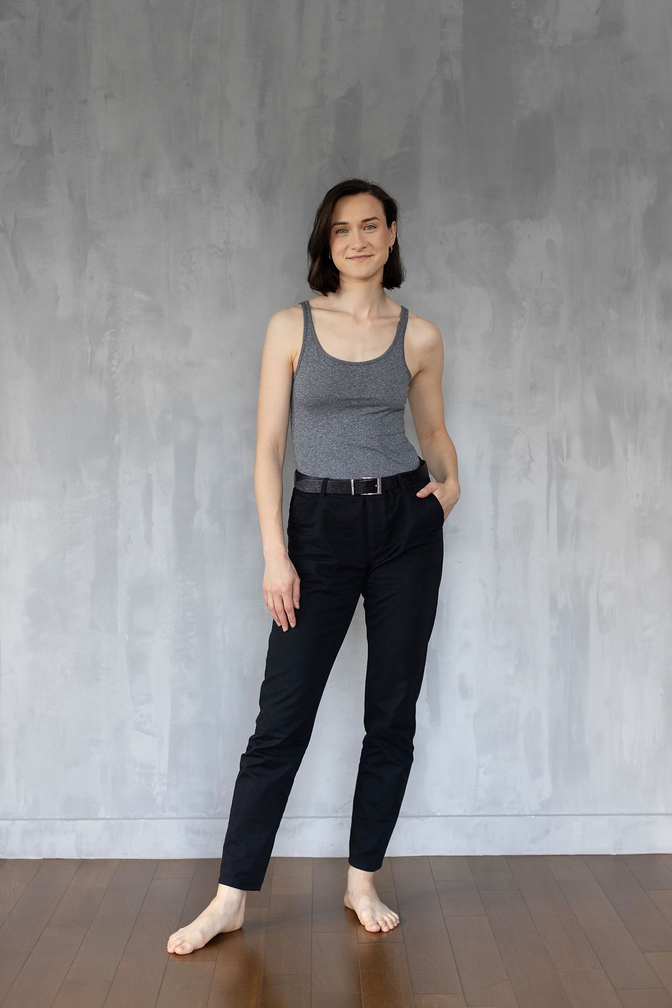 Magdalena Tarnawska-Stus - ujęcie siedzące w beżowym kombinezonie, spojrzenie z góry